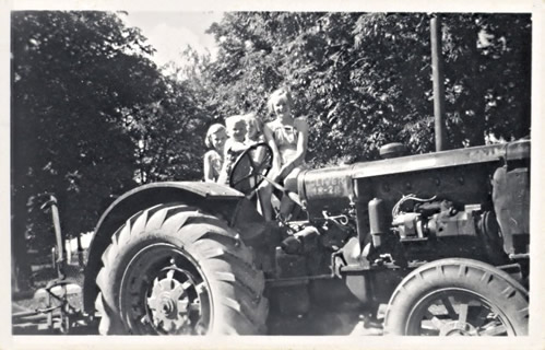 Historisk bild på likadan Oliver-traktor med gummihjul
