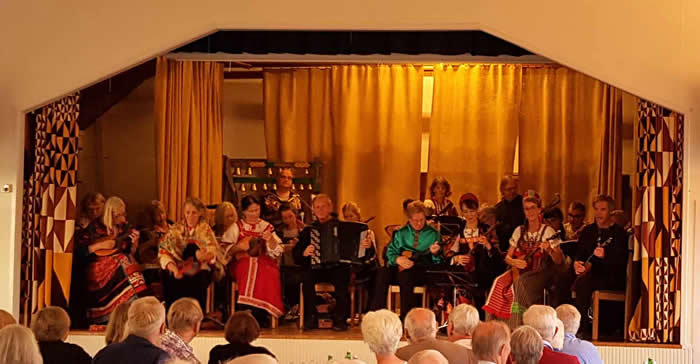 Konsert i Lötgården med Södra Bergens Balalaikor, arrangerad med hjälp av stipendiet.